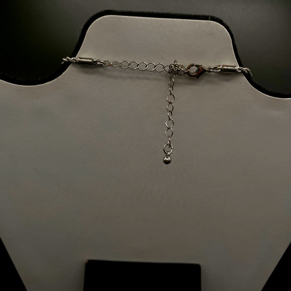 Eight-pointed Starts Fashion statement Necklace with braided chain. - Picture 3 of 5